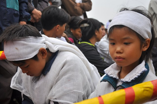 Không ai có thể kìm được nước mắt khi nhìn 2 cháu Nguyễn Văn Sáng (12 tuổi) và Nguyễn Thị Ngọc (8 tuổi) quỳ trước tro cốt của cha mẹ mình. Không ai có thể kìm được nước mắt khi nhìn 2 cháu Nguyễn Văn Sáng (12 tuổi) và Nguyễn Thị Ngọc (8 tuổi) quỳ trước tro cốt của cha mẹ mình.