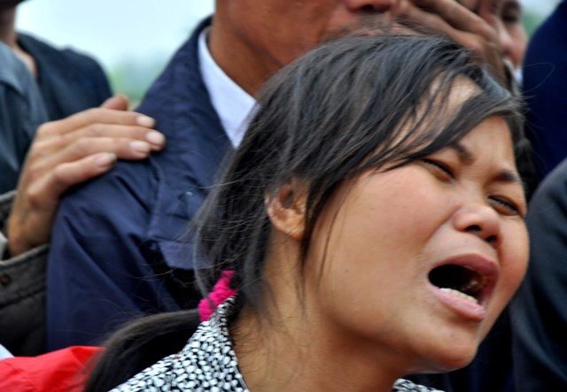 Nghẹn ngào trong tiếng khóc vợ chồng anh chị của người em gái chị Hạnh. Nghẹn ngào trong tiếng khóc vợ chồng anh chị của người em gái chị Hạnh.