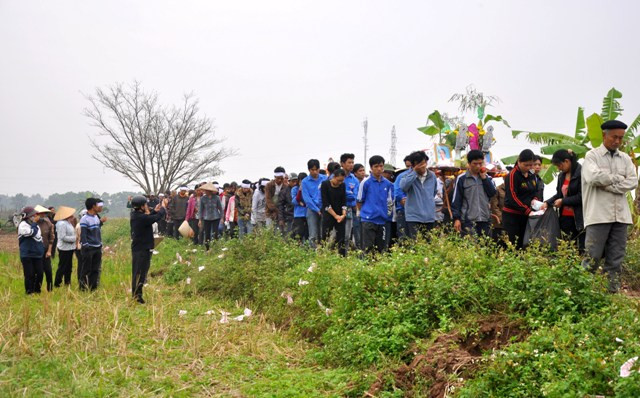 Những hàng dài người nối tiếp nhau đưa tiễn các nạn nhân về nơi vĩnh hằng Những hàng dài người nối tiếp nhau đưa tiễn các nạn nhân về nơi vĩnh hằng