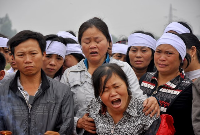 Những nét mặt đau thương, những giọt nước mắt đã cạn bởi nỗi đau mất mát, tang thương này. Những nét mặt đau thương, những giọt nước mắt đã cạn bởi nỗi đau mất mát, tang thương này.