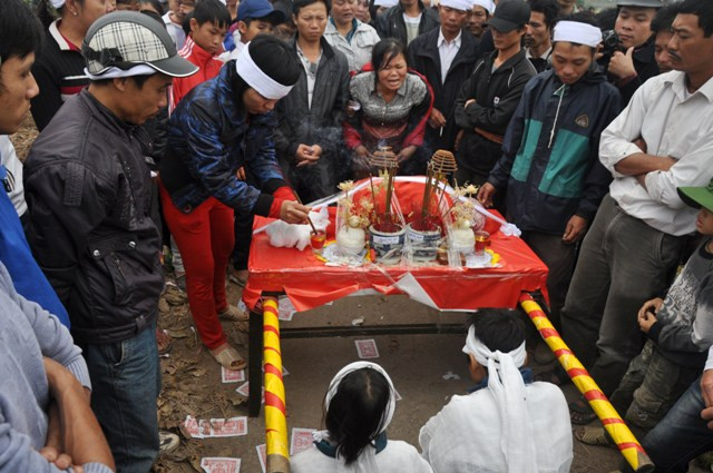 Gia đình, người thân, hàng xóm, người dân… đều rơi lệ tiễn đưa các nạn nhân. Gia đình, người thân, hàng xóm, người dân… đều rơi lệ tiễn đưa các nạn nhân.