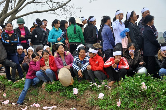Người dân trong thôn Quảng Yên đau thương đưa tiễn 5 người hàng xóm. Người dân trong thôn Quảng Yên đau thương đưa tiễn 5 người hàng xóm.