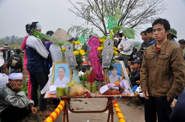Lễ tang của các nạn nhân cũng được tổ chức đơn giản, bàn thờ vợ chồng anh Chí – Hạnh. Lễ tang của các nạn nhân cũng được tổ chức đơn giản, bàn thờ vợ chồng anh Chí – Hạnh.