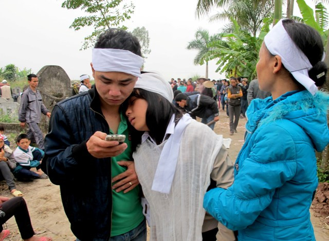 Nhiều người thân các nạn nhân đã ngất đi trong nỗi đau xé lòng. Nhiều người thân các nạn nhân đã ngất đi trong nỗi đau xé lòng.