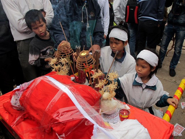 Tro cốt của vợ chồng anh Nguyễn Văn Chí, 34 tuổi - Nguyễn Thị Hạnh, 30 tuổi được đưa về nghĩa trang thôn. Tro cốt của vợ chồng anh Nguyễn Văn Chí, 34 tuổi - Nguyễn Thị Hạnh, 30 tuổi được đưa về nghĩa trang thôn.