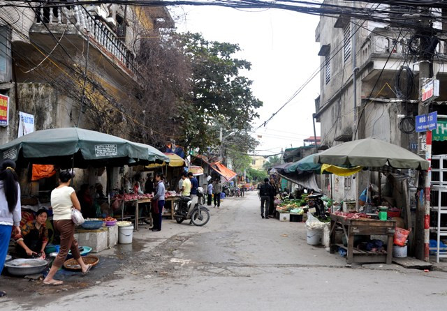 Đường vào dự án vẫn án ngữ quán chợ cóc. Đường vào dự án vẫn án ngữ quán chợ cóc.
