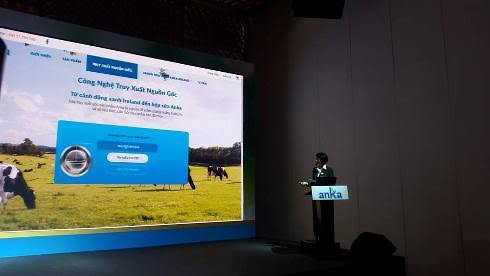 Bà Võ Thúy Anh, Tổng giám đốc Anova Milk (thuộc tập đoàn Nova Group) giới thiệu sản phẩm sữa Anka và công nghệ truy xuất nguồn gốc sản phẩm. Bà Võ Thúy Anh, Tổng giám đốc Anova Milk (thuộc tập đoàn Nova Group) giới thiệu sản phẩm sữa Anka và công nghệ truy xuất nguồn gốc sản phẩm.