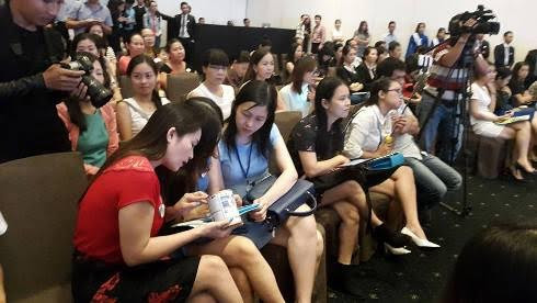 Đông đảo khách mời thực hiện truy xuất nguồn gốc sản phẩm sữa Anka. Đông đảo khách mời thực hiện truy xuất nguồn gốc sản phẩm sữa Anka.