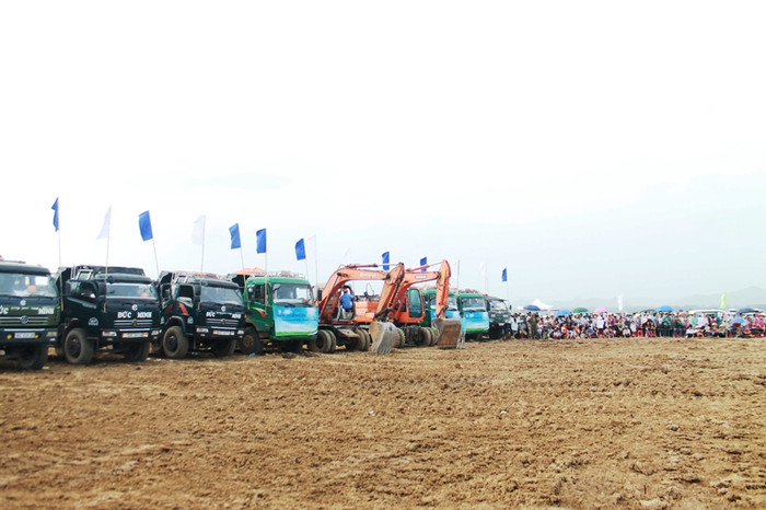 Lễ khởi công Dự án Tổ hợp các trang trại chăn nuôi bò sữa của Vinamilk tại Thanh Hóa thu hút đông đảo sự tham gia của người dân địa phương. Lễ khởi công Dự án Tổ hợp các trang trại chăn nuôi bò sữa của Vinamilk tại Thanh Hóa thu hút đông đảo sự tham gia của người dân địa phương.