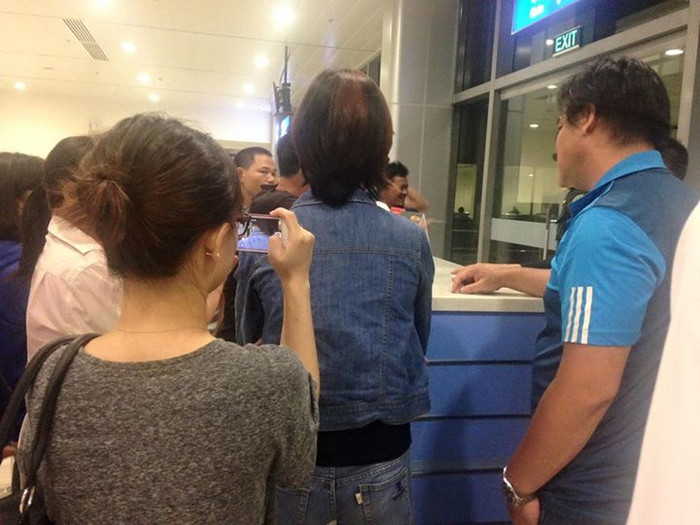 Cảnh nhóm hành khách bu lại vây lấy quầy nhân viên hàng không khi chuyến bay bị delay Cảnh nhóm hành khách bu lại vây lấy quầy nhân viên hàng không khi chuyến bay bị delay