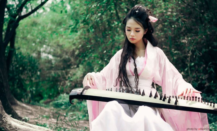 Tiếng đàn của nàng âm vang rừng núi, khiến bao chàng trai phải ngẩn ngơ đi tìm tiếng đàn ấy. Xem thêm: Cơn sốt thiên sứ 9x - đẹp xinh như Alice ở xứ sở thần tiên.