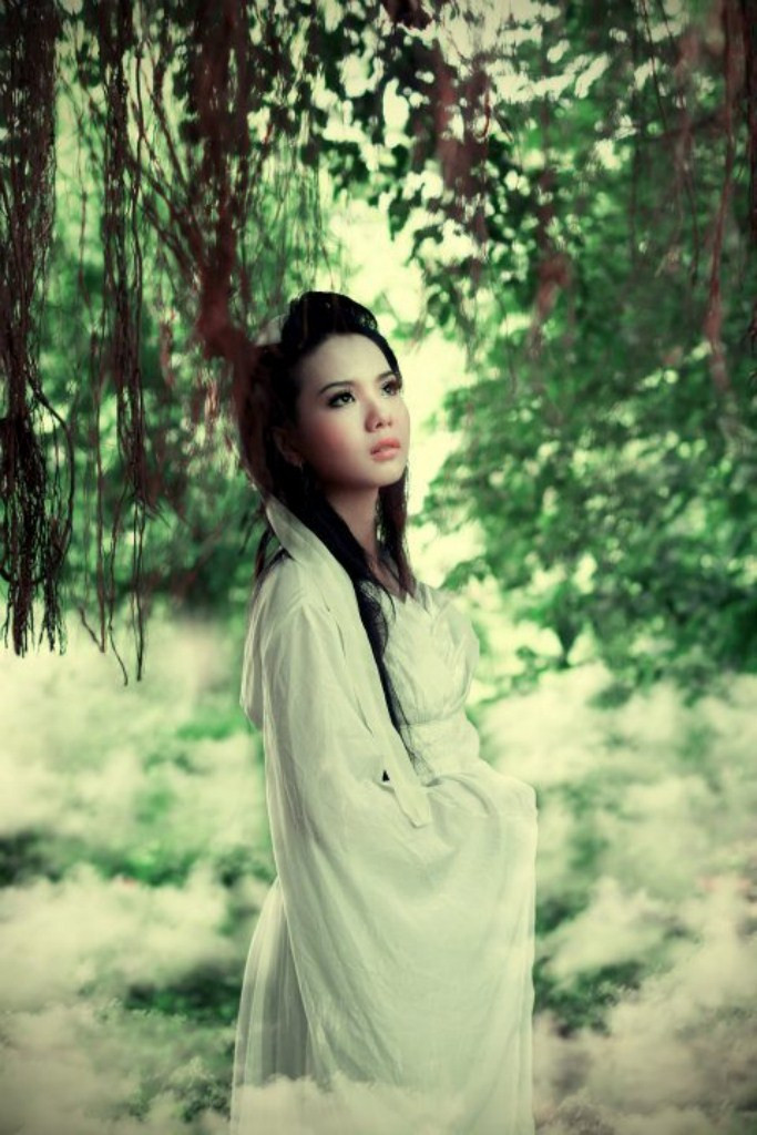 Giữa chốn rừng thiêng ấy, nàng ngẩn ngơ đi tìm điều gì đó, gương mặt có chút buồn nhưng thật đẹp, nàng như lạc vào xứ sở khác, xử sở của những nàng Tiên. Xem thêm: Cơn sốt thiên sứ 9x - đẹp xinh như Alice ở xứ sở thần tiên.