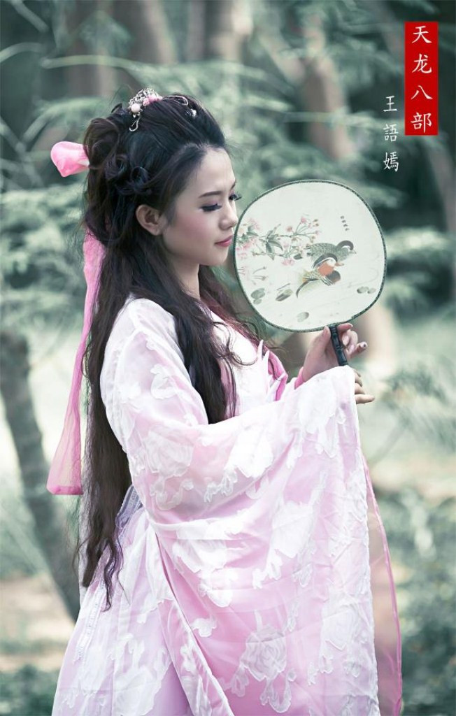 Nàng như một thiếu nữ e ấp bên chiếc quạt, duyên dáng, thẹn thùng. Xem thêm: Cơn sốt thiên sứ 9x - đẹp xinh như Alice ở xứ sở thần tiên.