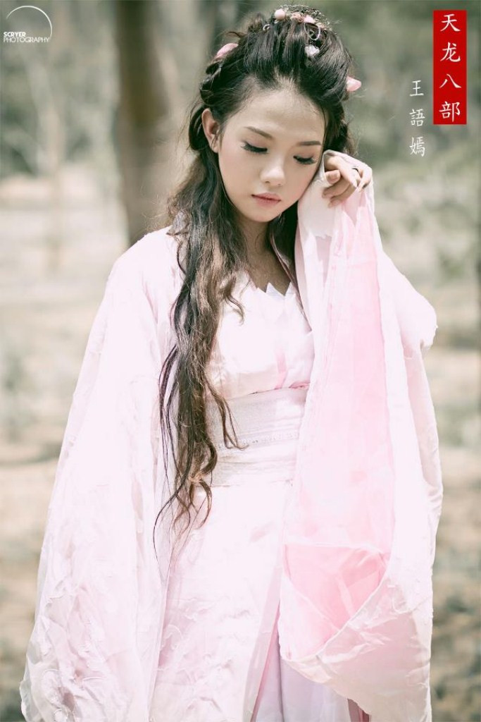 Thử hỏi giữa chốn rừng thiêng ấy, nếu ai gặp nàng cũng sẽ phải thốt lên rằng" Mỹ nhân, nàng quá đẹp". Xem thêm: Cơn sốt thiên sứ 9x - đẹp xinh như Alice ở xứ sở thần tiên.