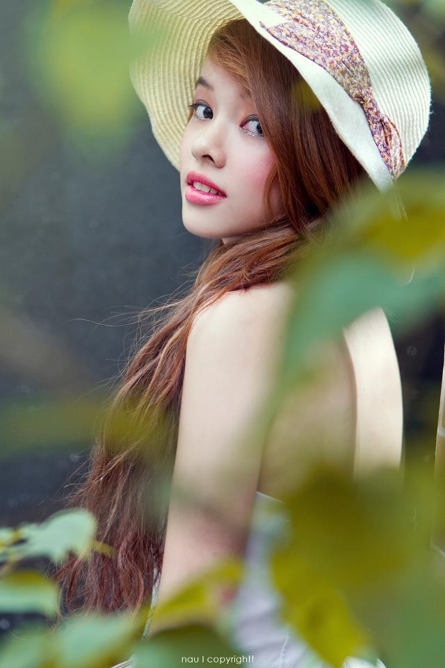 Trang điểm không quá đậm, cô nàng luôn biết điều chỉnh tông màu để phù hợp với khuôn mặt và tâm trạng bản thân, những bộ váy xinh xắn cùng chiếc mũ vành rộng Ngọc Phượng tung tăng lượn phố ngày hè. Xem thêm: Mỹ nhân facebook Việt: Bản sao của Tây Thi. Trang điểm không quá đậm, cô nàng luôn biết điều chỉnh tông màu để phù hợp với khuôn mặt và tâm trạng bản thân, những bộ váy xinh xắn cùng chiếc mũ vành rộng Ngọc Phượng tung tăng lượn phố ngày hè. Xem thêm: Mỹ nhân facebook Việt: Bản sao của Tây Thi.