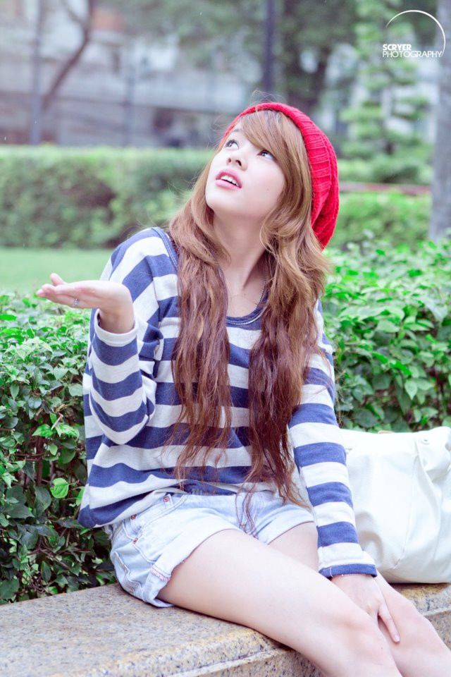 Tông áo kẻ và quần sooc trẻ trung dạo phố, kết hợp đôi giày cao khỏe khoắn càng tôn thêm vẻ cân đối trong từng khuôn hình. Xem thêm: Mỹ nhân facebook Việt: Bản sao của Tây Thi. Tông áo kẻ và quần sooc trẻ trung dạo phố, kết hợp đôi giày cao khỏe khoắn càng tôn thêm vẻ cân đối trong từng khuôn hình. Xem thêm: Mỹ nhân facebook Việt: Bản sao của Tây Thi.