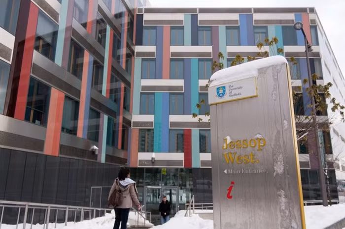 Theo như số liệu thống kê chính thức của Chính phủ Anh thì Sheffield là thành phố an toàn nhất đất nước Anh, vì vậy thu hút rất đông sinh viên đến đây du học