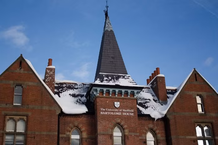 Trường cũng luôn duy trì tiêu chuẩn giảng dạy cao. Trong các kỳ đánh giá chuyên môn gần đây nhất của Cơ quan Bảo đảm Chất lượng: 29 chuyên ngành của Trường được đánh giá là xuất sắc, đứng sau 2 trường khác ở Anh