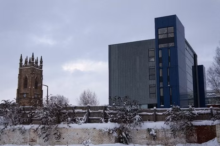 Thư viện của Trường là một trong số những nơi có nguồn tư liệu đại học lớn nhất trong nước với một bộ sưu tập gần 1,4 triệu xuất bản phẩm và một bộ sưu tập thư viện điện tử với các cơ sở dữ liệu, tạp chí và hệ thống truy cập nguồn tài liệu trên Internet