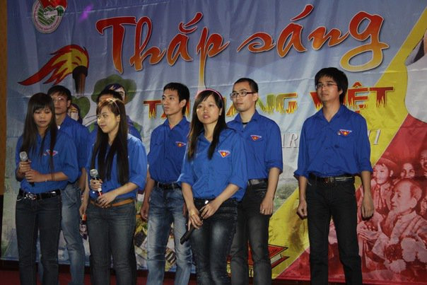 Màu áo xanh đặc trưng của thanh niên Việt Nam, tôn lên vẻ anh hùng, kiên cường của thanh niên Việt Màu áo xanh đặc trưng của thanh niên Việt Nam, tôn lên vẻ anh hùng, kiên cường của thanh niên Việt
