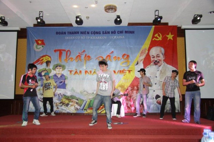 Những anh chàng trường Đại học Bách khoa Kharkov trổ tài bằng những tiết mục nhảy đặc sắc Những anh chàng trường Đại học Bách khoa Kharkov trổ tài bằng những tiết mục nhảy đặc sắc