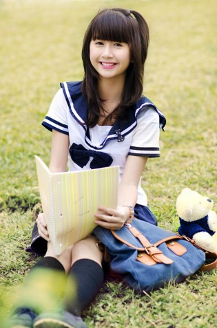 Quỳnh Anh xinh lung linh trong bộ áo đồng phục gửi dự thi Quỳnh Anh xinh lung linh trong bộ áo đồng phục gửi dự thi