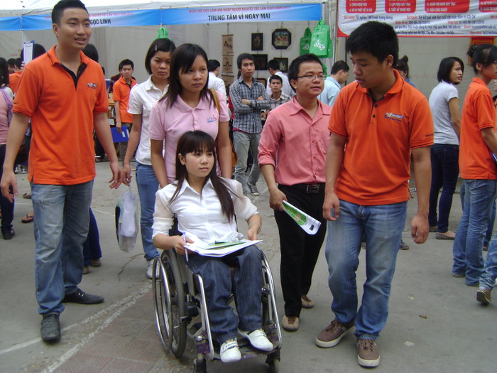 Quan tâm thăm hỏi những người khuyết tật là mục đích chính khi đến đây của đội tình nguyện viên với mong muốn được sẻ chia và đồng hành với họ tìm kiếm cơ hội việc làm Quan tâm thăm hỏi những người khuyết tật là mục đích chính khi đến đây của đội tình nguyện viên với mong muốn được sẻ chia và đồng hành với họ tìm kiếm cơ hội việc làm