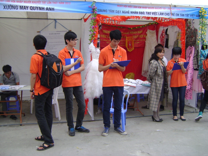 Các bạn sinh viên trường Đại học FPT chia sẻ rằng họ luôn mong muốn những niềm vui sẽ luôn đến với những người khuyết tật Việt Nam và nụ cười sẽ luôn nở tưoi trên môi, có như vậy thì họ mới cỏ thể hòa nhập cộng đồng và ổn định cuộc sống Các bạn sinh viên trường Đại học FPT chia sẻ rằng họ luôn mong muốn những niềm vui sẽ luôn đến với những người khuyết tật Việt Nam và nụ cười sẽ luôn nở tưoi trên môi, có như vậy thì họ mới cỏ thể hòa nhập cộng đồng và ổn định cuộc sống