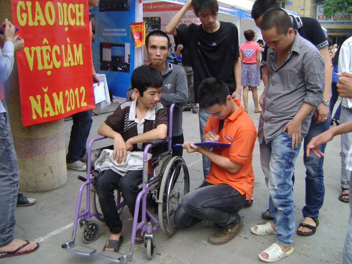 Ghi chép tỷ mỉ những thông tin về họ và mong muốn việc làm của họ khi đến Hội chợ Ghi chép tỷ mỉ những thông tin về họ và mong muốn việc làm của họ khi đến Hội chợ