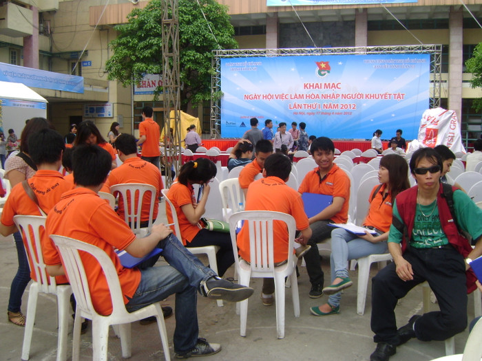 Nhằm mang đến những niềm vui cho người khuyết tật, giúp đỡ họ phần nào việc tìm kiếm cơ hội việc làm, đoàn sinh viên tình nguyện của ĐH FPT đã hào hứng tham gia giúp đỡ những người khuyết tật Nhằm mang đến những niềm vui cho người khuyết tật, giúp đỡ họ phần nào việc tìm kiếm cơ hội việc làm, đoàn sinh viên tình nguyện của ĐH FPT đã hào hứng tham gia giúp đỡ những người khuyết tật