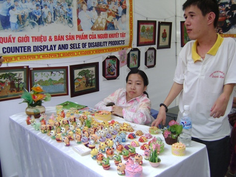 Những hoạt động nhỏ nhưng ý nghĩa lớn, những sinh viên tình nguyện của đại học FPT luôn sẵn sang mở rộng vòng tay để giúp đỡ họ. Dù chỉ là những hoạt động nhỏ như đẩy xe, dìu dắt hay giúp đỡ họ lên xuống cầu thang nhưng ý nghĩa mang lại là niềm vui cho những người khuyết tật Những hoạt động nhỏ nhưng ý nghĩa lớn, những sinh viên tình nguyện của đại học FPT luôn sẵn sang mở rộng vòng tay để giúp đỡ họ. Dù chỉ là những hoạt động nhỏ như đẩy xe, dìu dắt hay giúp đỡ họ lên xuống cầu thang nhưng ý nghĩa mang lại là niềm vui cho những người khuyết tật