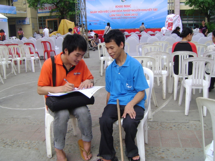 Trò chuyện thân mật với những người khuyết tật không may mắn Trò chuyện thân mật với những người khuyết tật không may mắn