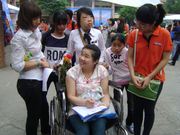 Và...đem lại nụ cười thật tươi cho họ bởi Nụ cười luôn nở trên môi người khuyết tật Việt Nam không chỉ là mong muốn của các bạn sinh viên FPT Và...đem lại nụ cười thật tươi cho họ bởi Nụ cười luôn nở trên môi người khuyết tật Việt Nam không chỉ là mong muốn của các bạn sinh viên FPT
