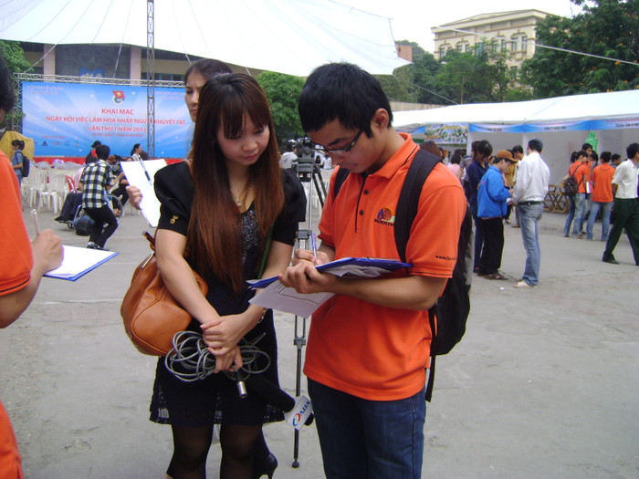 Những chàng trai, cô gái hào hứng thăm hỏi, động viên giúp đỡ những người khuyết tật để họ hòa nhập vào cộng đồng Những chàng trai, cô gái hào hứng thăm hỏi, động viên giúp đỡ những người khuyết tật để họ hòa nhập vào cộng đồng
