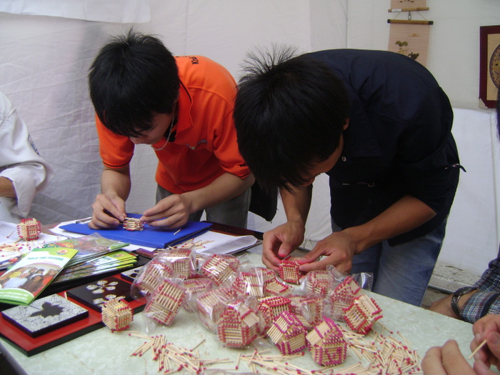 Thử sức trong những ngôi nhà làm từ bao diêm, đồ lưu niệm do những người khuyết tật làm ra Thử sức trong những ngôi nhà làm từ bao diêm, đồ lưu niệm do những người khuyết tật làm ra