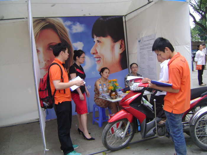 Các bạn sinh viên còn xin thông tin của những người khuyết tật muốn tìm việc làm để gửi cho các cơ quan, doanh nghiệp mở ra nhiều cơ hội cho người khuyết tật Các bạn sinh viên còn xin thông tin của những người khuyết tật muốn tìm việc làm để gửi cho các cơ quan, doanh nghiệp mở ra nhiều cơ hội cho người khuyết tật