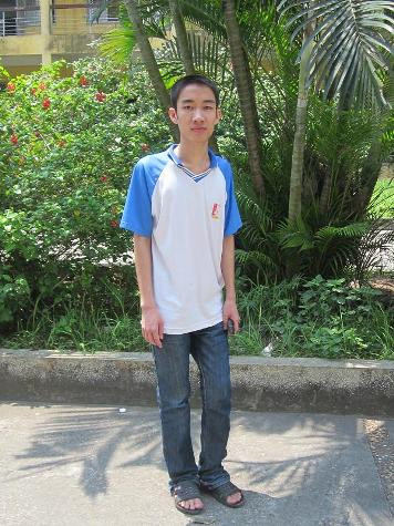 Chàng trai trẻ Nguyễn Mạnh Cường trong sân Trường ĐH Bách Khoa Hà Nội Chàng trai trẻ Nguyễn Mạnh Cường trong sân Trường ĐH Bách Khoa Hà Nội