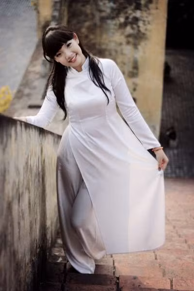 Thu Trang dịu dàng, duyến dáng trong tà áo dài