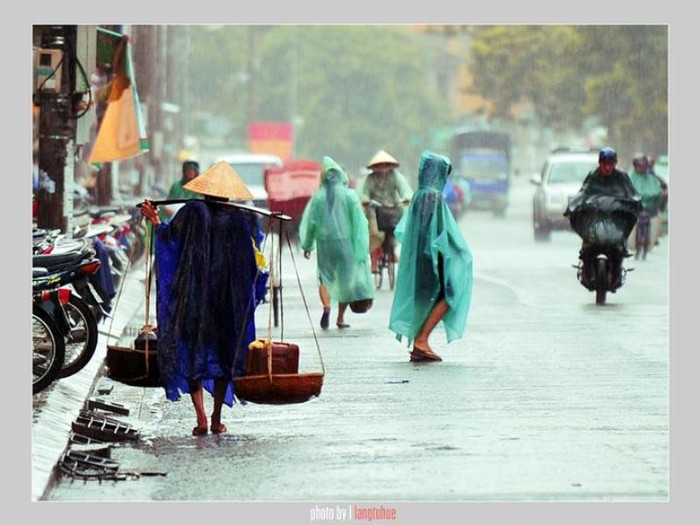 Quang gánh trong chiều mưa...dáng chân ai hối hả Quang gánh trong chiều mưa...dáng chân ai hối hả