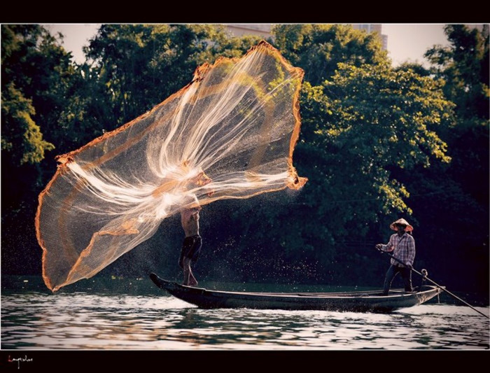 Bác chài đang cố vươn đôi tay để tung lưới thật xa...không ai nghĩ rằng đây là một tấm lưới mà nghĩ nó giống một tấm váy hoa xòe đang bay trong gió Bác chài đang cố vươn đôi tay để tung lưới thật xa...không ai nghĩ rằng đây là một tấm lưới mà nghĩ nó giống một tấm váy hoa xòe đang bay trong gió