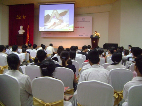 Ths. Nguyễn Thị Mai phân tích những biểu hiện của bệnh Hemophilia (ảnh Thanh Lan)