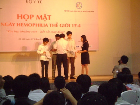 Trao quà cho những bệnh nhân