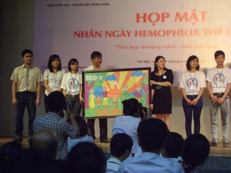 Đại diện Hội HHF Trao tặng bức tranh cho viện huyết học TW với ý nghĩa "Thu hẹp khoảng cách - Kết nối cộng đồng"