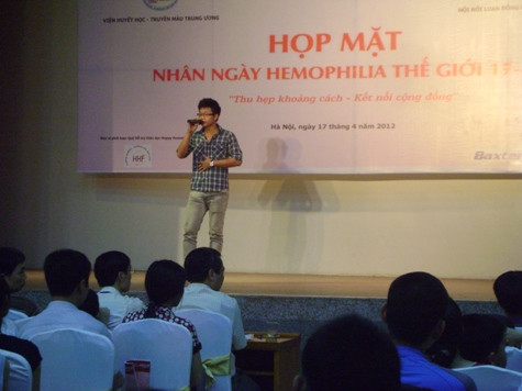 Những tiết mục văn nghệ do các bạn tình nguyện viên thể hiện dành tặng các bệnh nhân mắc bệnh máu khó đông