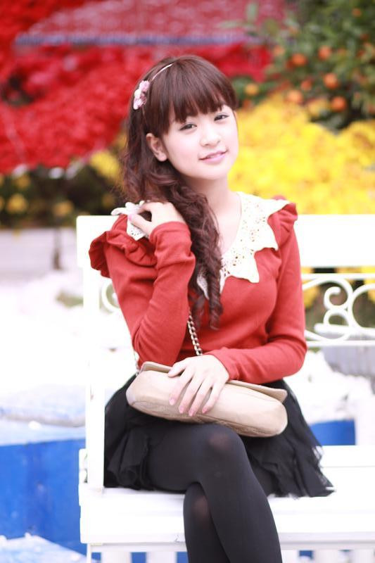 Cô bé luôn tạo cho mọi người cảm giác dễ mến, gần gũi và rất thân thiện, cởi mở Cô bé luôn tạo cho mọi người cảm giác dễ mến, gần gũi và rất thân thiện, cởi mở