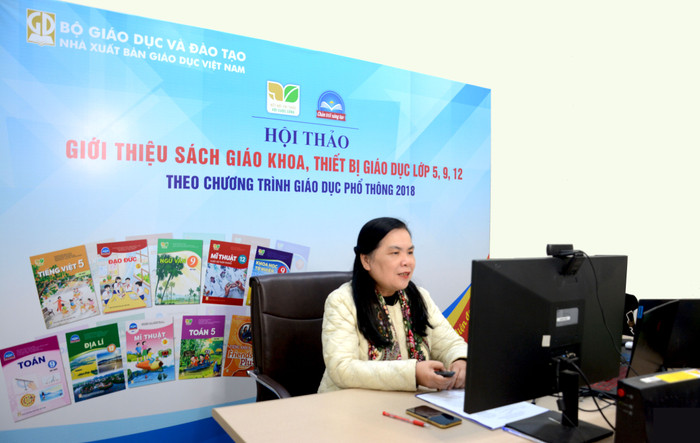 Phó giáo sư, Tiến sĩ Trần Thị Mai Phương trong một buổi Hội thảo giới thiệu sách image001.jpg