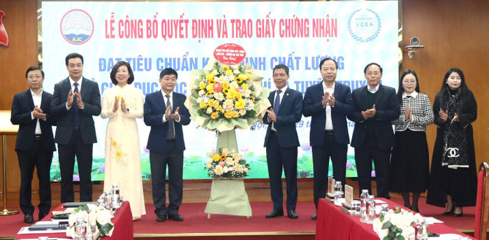 Trung tâm Kiểm định chất lượng giáo dục - Trường Đại học Vinh tặng hoa chúc mừng Học viện Báo chí Tuyên truyền 3.jpg