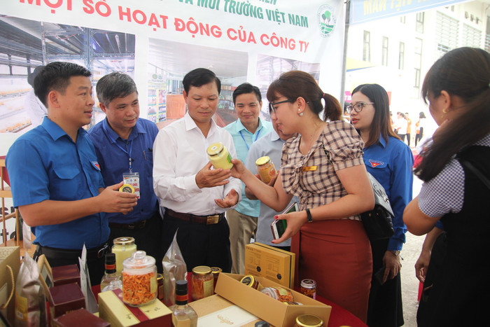 Trưởng ban Tổ chức Tỉnh ủy cùng lãnh đạo Đại học Thái Nguyên thăm gian hàng trưng bày sản phẩm khoa học công nghệ của Trường Đại học Nông Lâm - Đại học Thái Nguyên 3c2cd85fc82667783e37.jpg