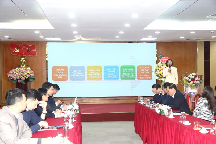 Phó giáo sư, Tiến sĩ Nguyễn Thị Trường Giang, Thường vụ Đảng ủy, Phó Giám đốc Học viện trình bày Báo cáo tổng quan của Học viện Báo chí và Tuyên truyền trong giai đoạn kiểm định chất lượng và cam kết thực hiện cải tiến chất lượng 1.jpg