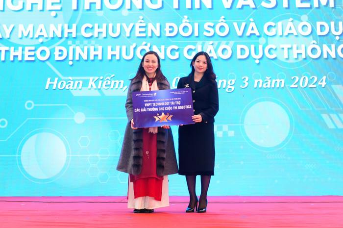 Bà Đinh Thị Thu Hà - Phó Tổng giám đốc VNPT Technology trao các giải thưởng Cuộc thi Robotics tại Ngày hội 17a5b57a10d7bd89e4c6.jpg